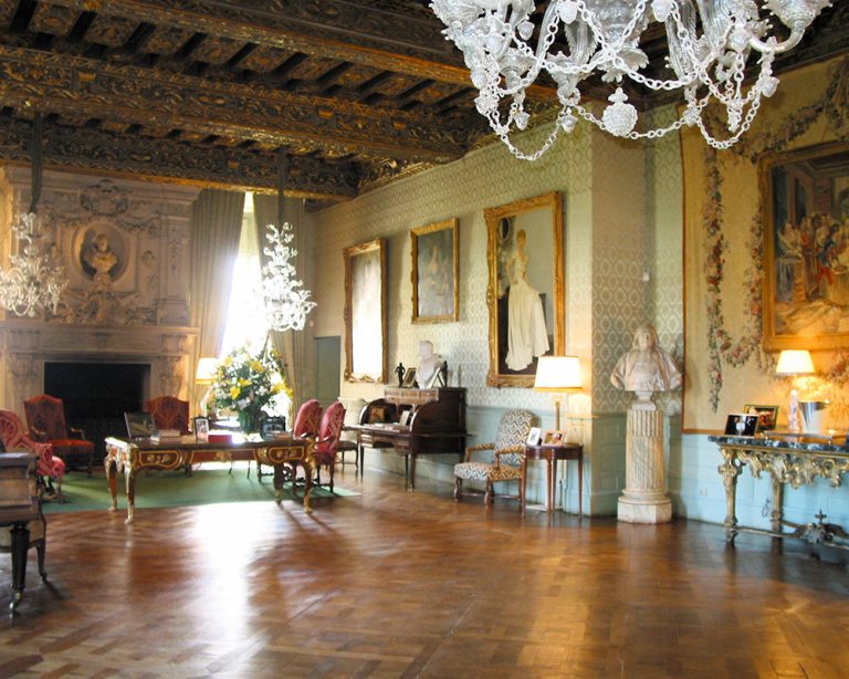 chateau brissac visite salon 768x614